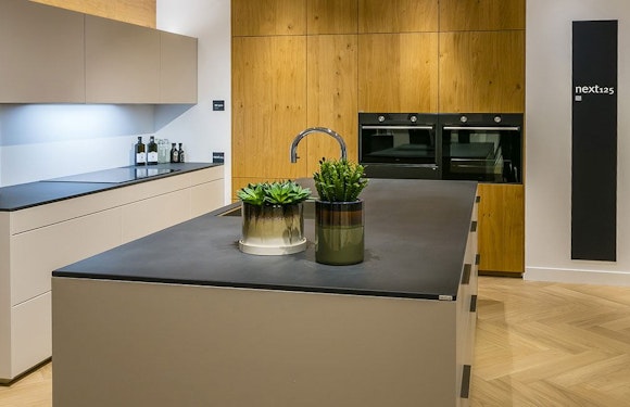 Zandgrijze keuken met betonlight blad