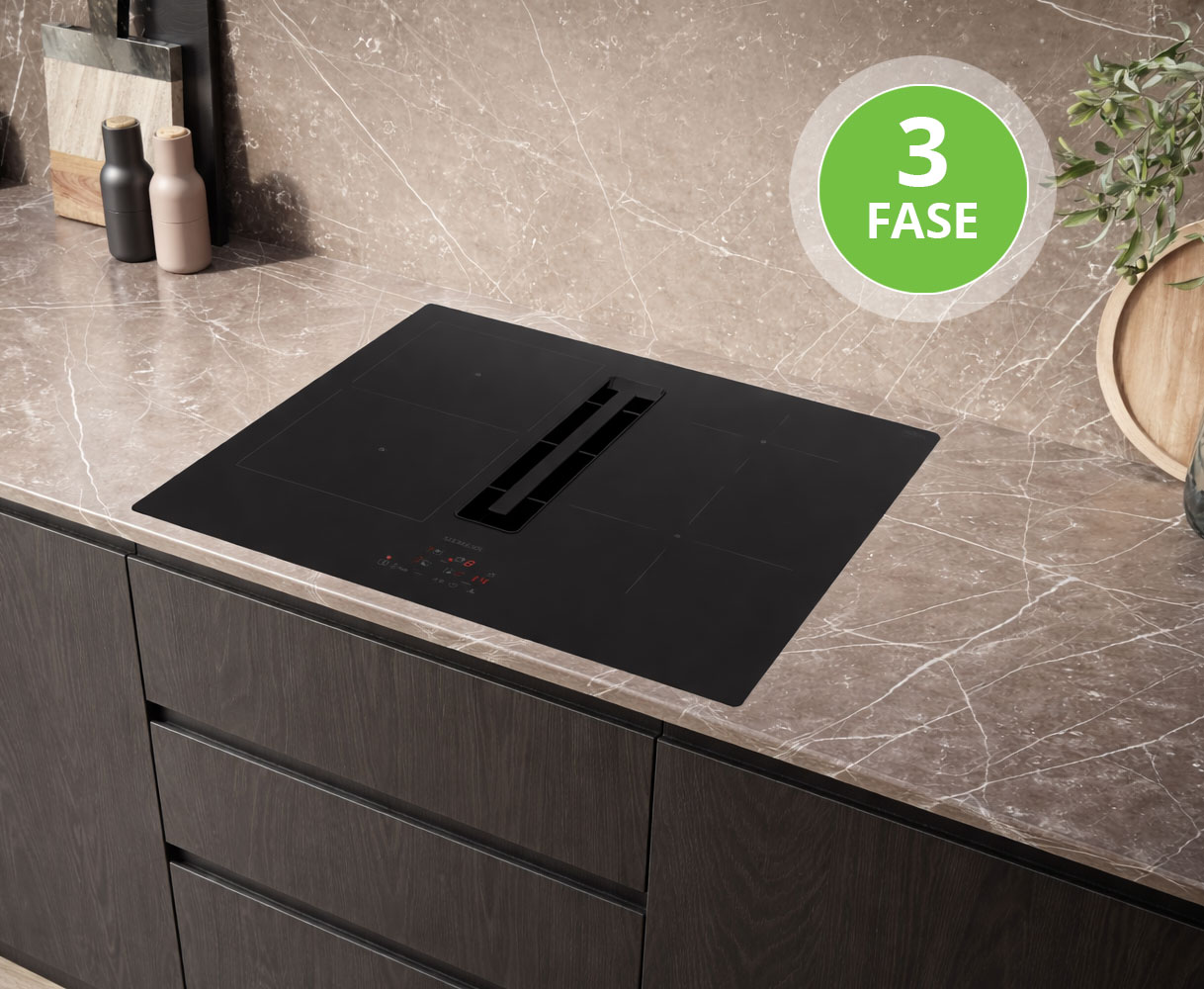Inductiekookplaat met geïntegreerde afzuiging in een keukenwerkblad, geschikt voor een krachtige 3-fase aansluiting.
