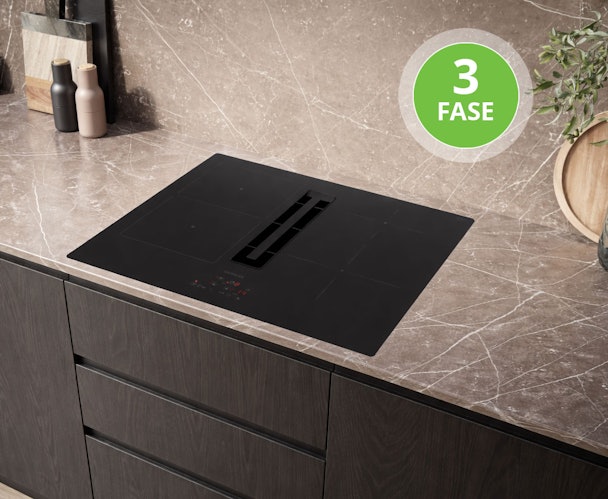Inductiekookplaat met geïntegreerde afzuiging in een keukenwerkblad, geschikt voor een krachtige 3-fase aansluiting.