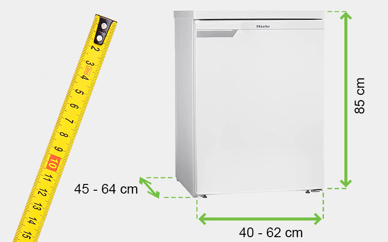 Afmetingen van een tafelmodel koelkast met meetlint, hoogte 73–85 cm en breedte 40–62 cm.