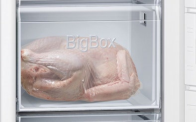 Grote BigBox-vrieslade met een kalkoen om de ruime inhoud en indeling van een vriezer te tonen