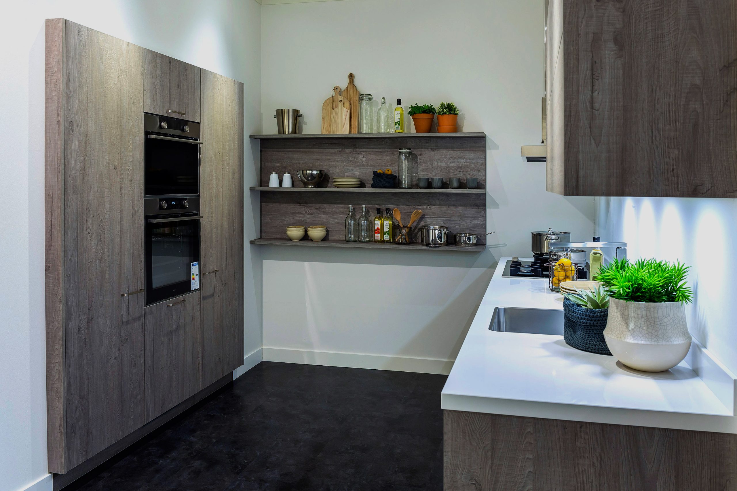 Warme houtlook en open wandrekken