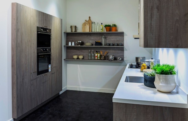 Warme houtlook en open wandrekken