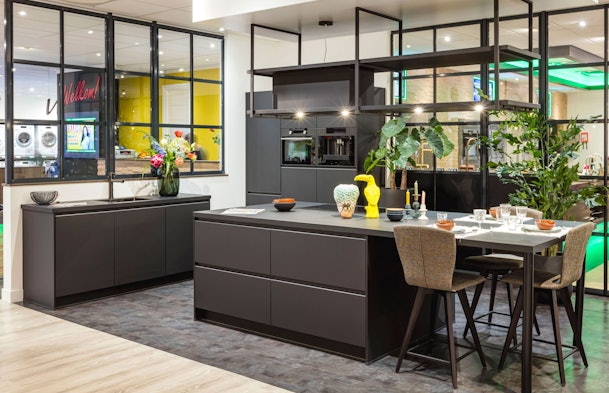 Zwart dat ademt, staal dat zweeft