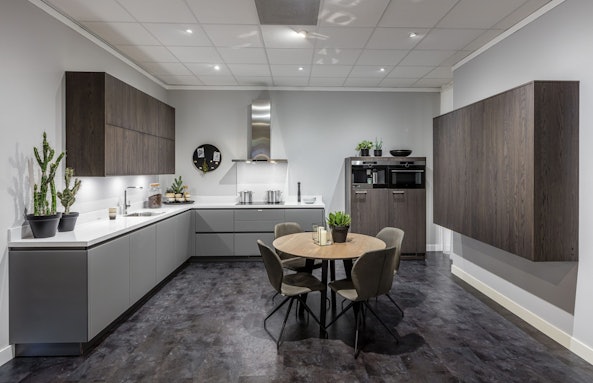 Strak wandontwerp met donker houtaccent