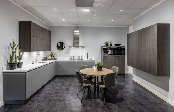 Strak wandontwerp met donker houtaccent