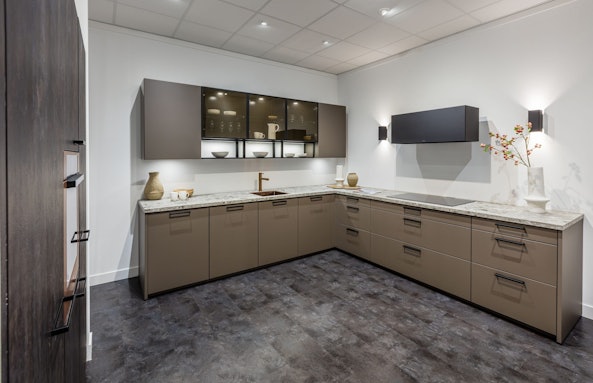 Verfijnde hoekopstelling in taupe met marmeraccenten