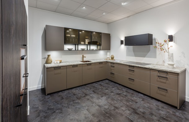 Verfijnde hoekopstelling in taupe met marmeraccenten