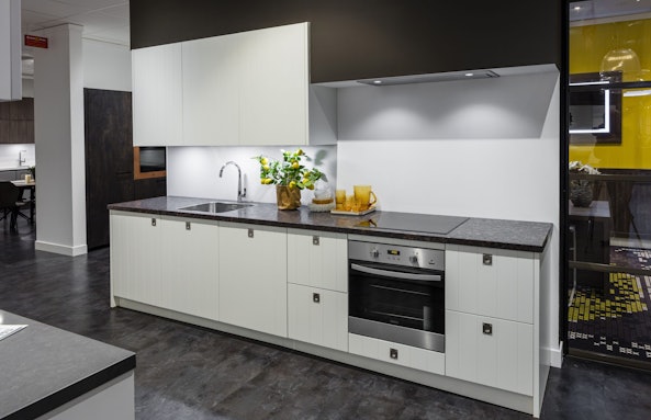 Compacte landelijke rechte keukenopstelling