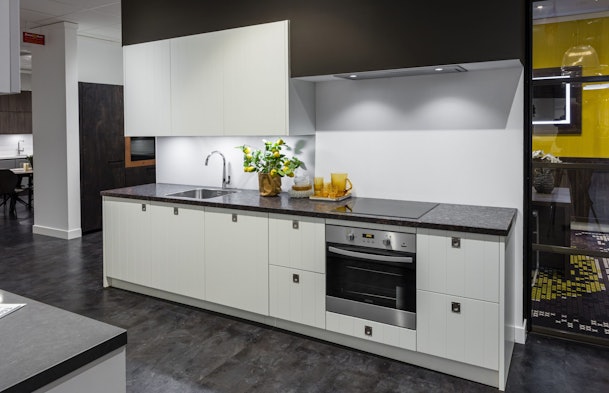 Compacte landelijke rechte keukenopstelling