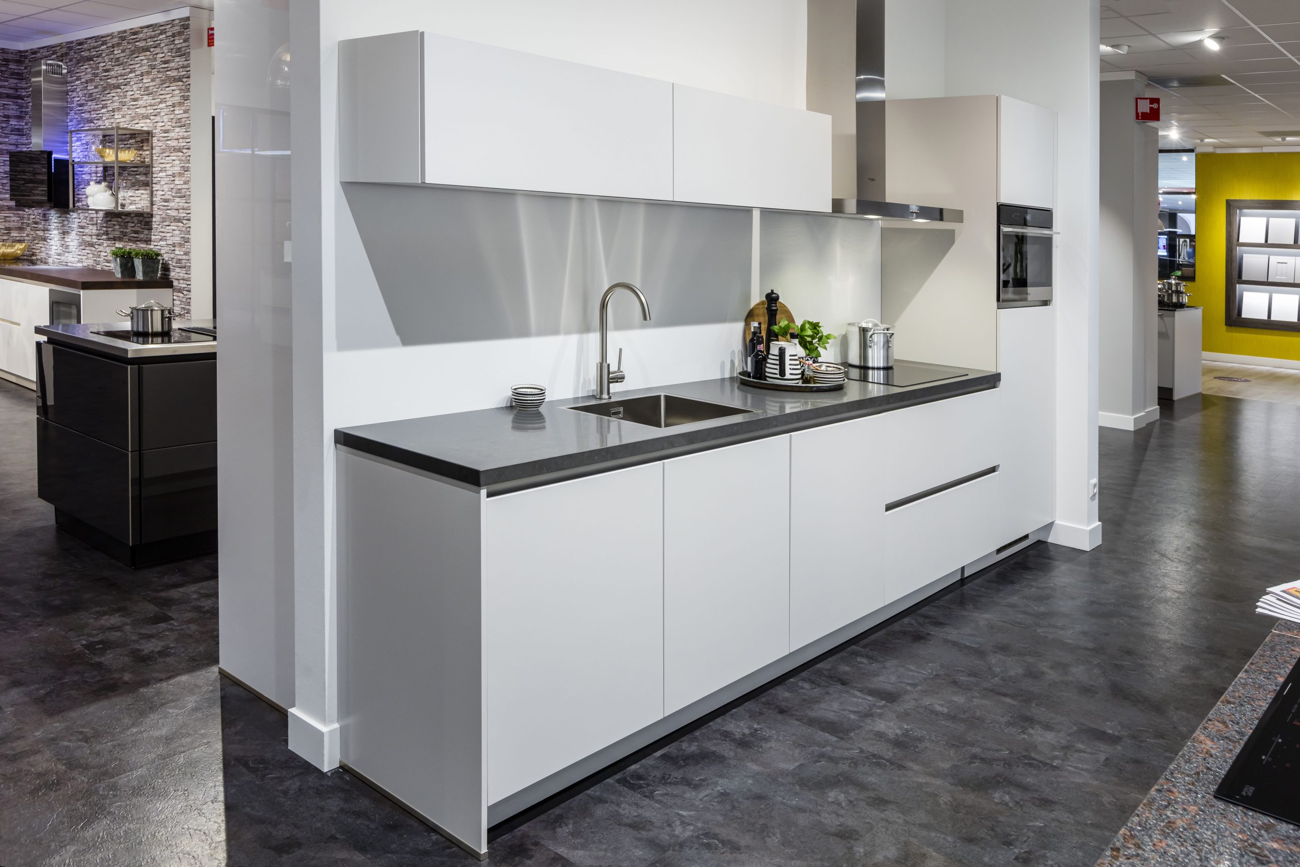 Witte rechte greeploze keukenconfiguratie