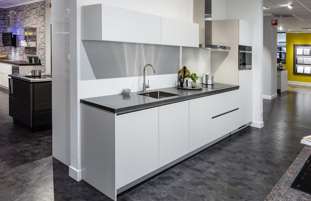 Witte rechte greeploze keukenconfiguratie