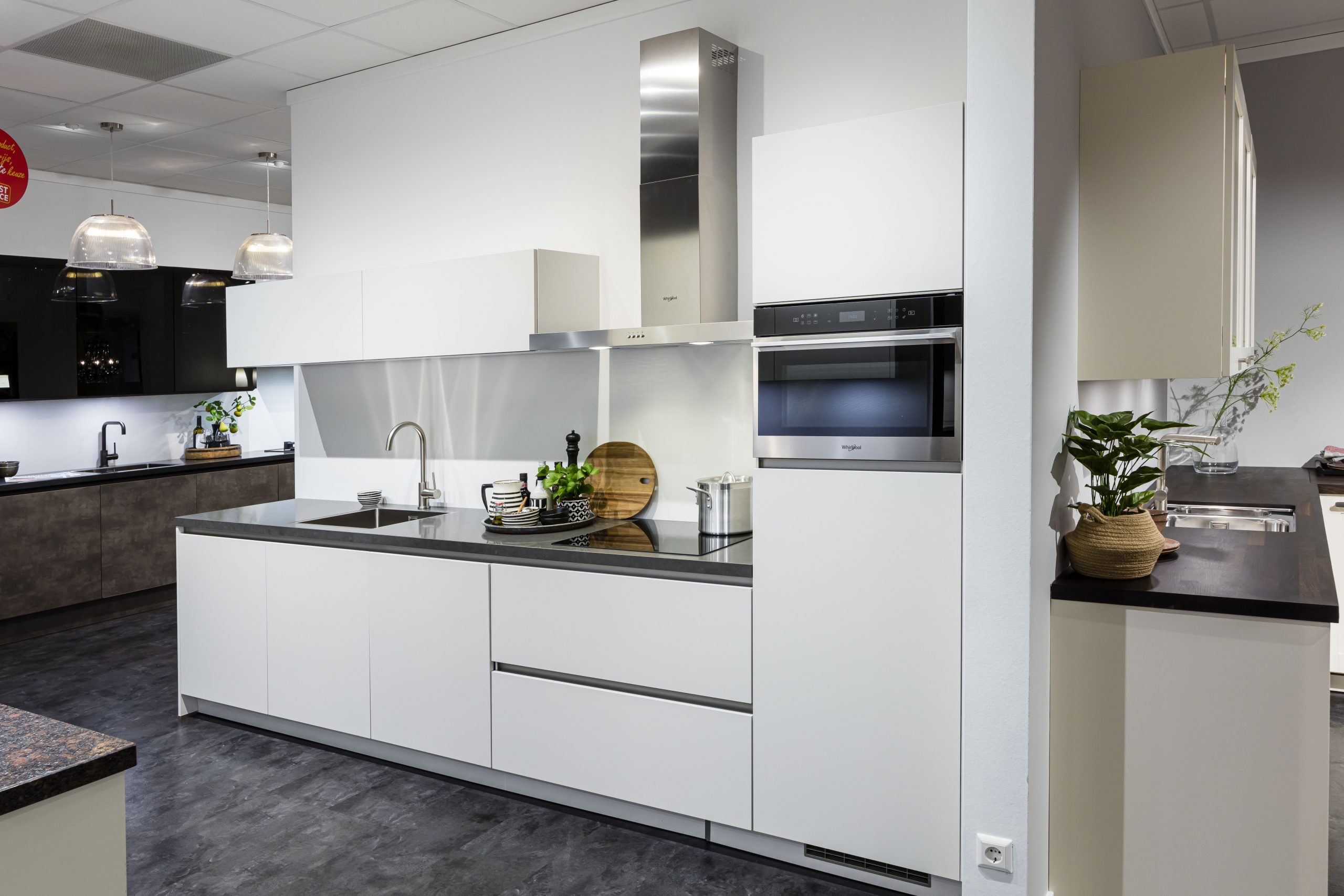 De hoge keukenkast met inbouw apparaten