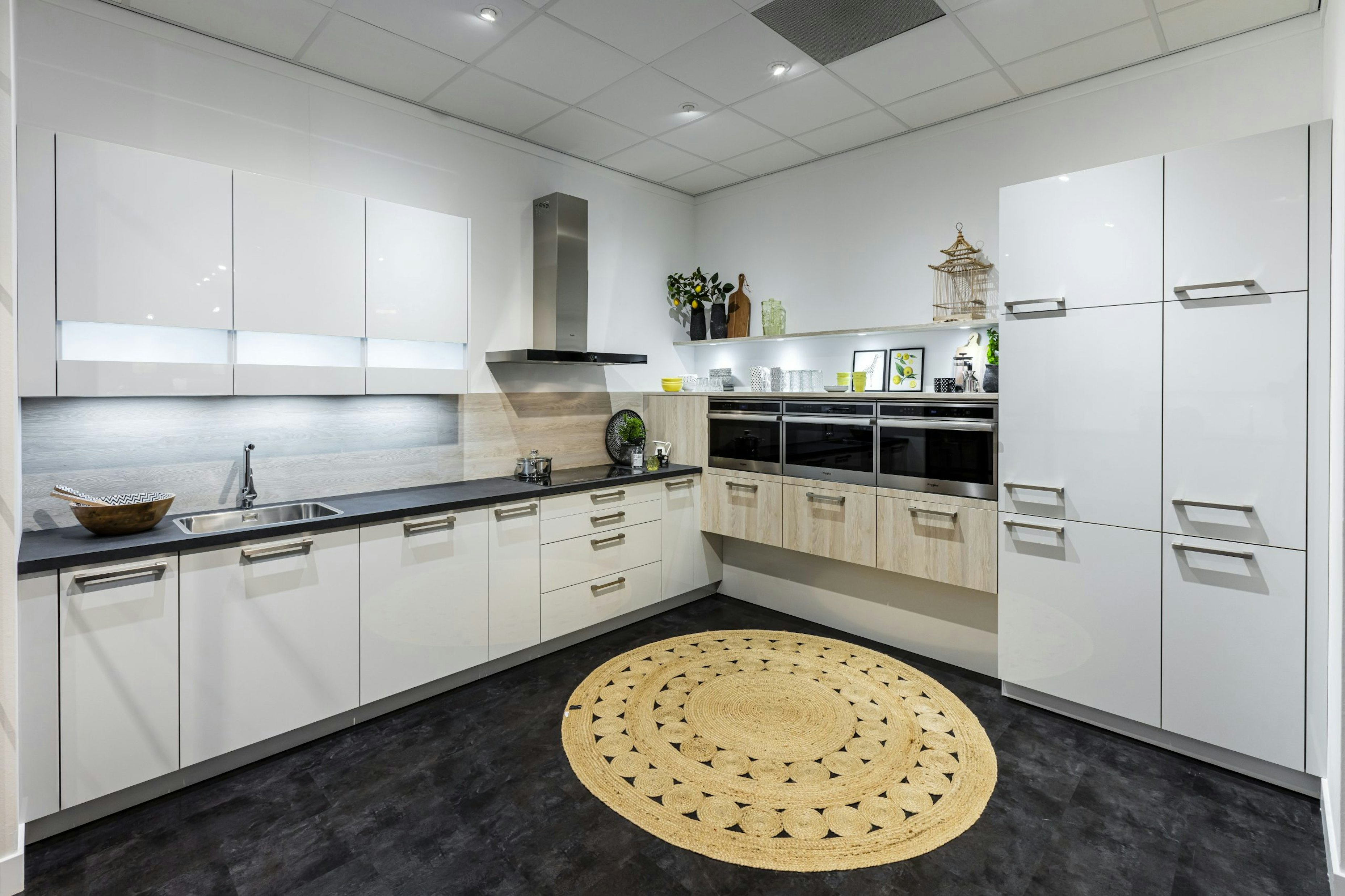 Keuken 1400224 - Witte hoekkeuken met zwevende houten keukenkasten voor inbouwapparaten