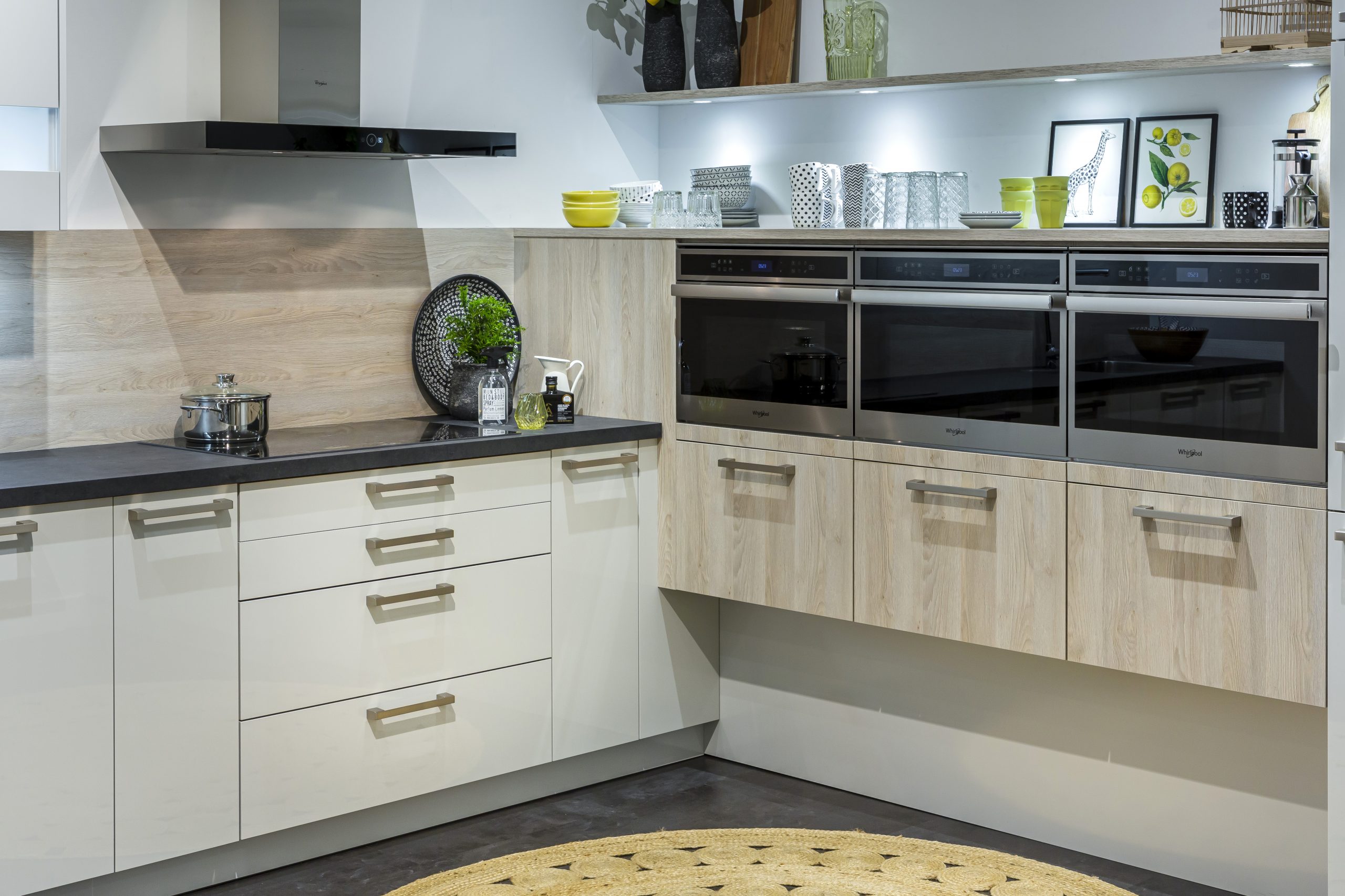 Zwevende houten keukenkasten met Whirlpool inbouwapparatuur