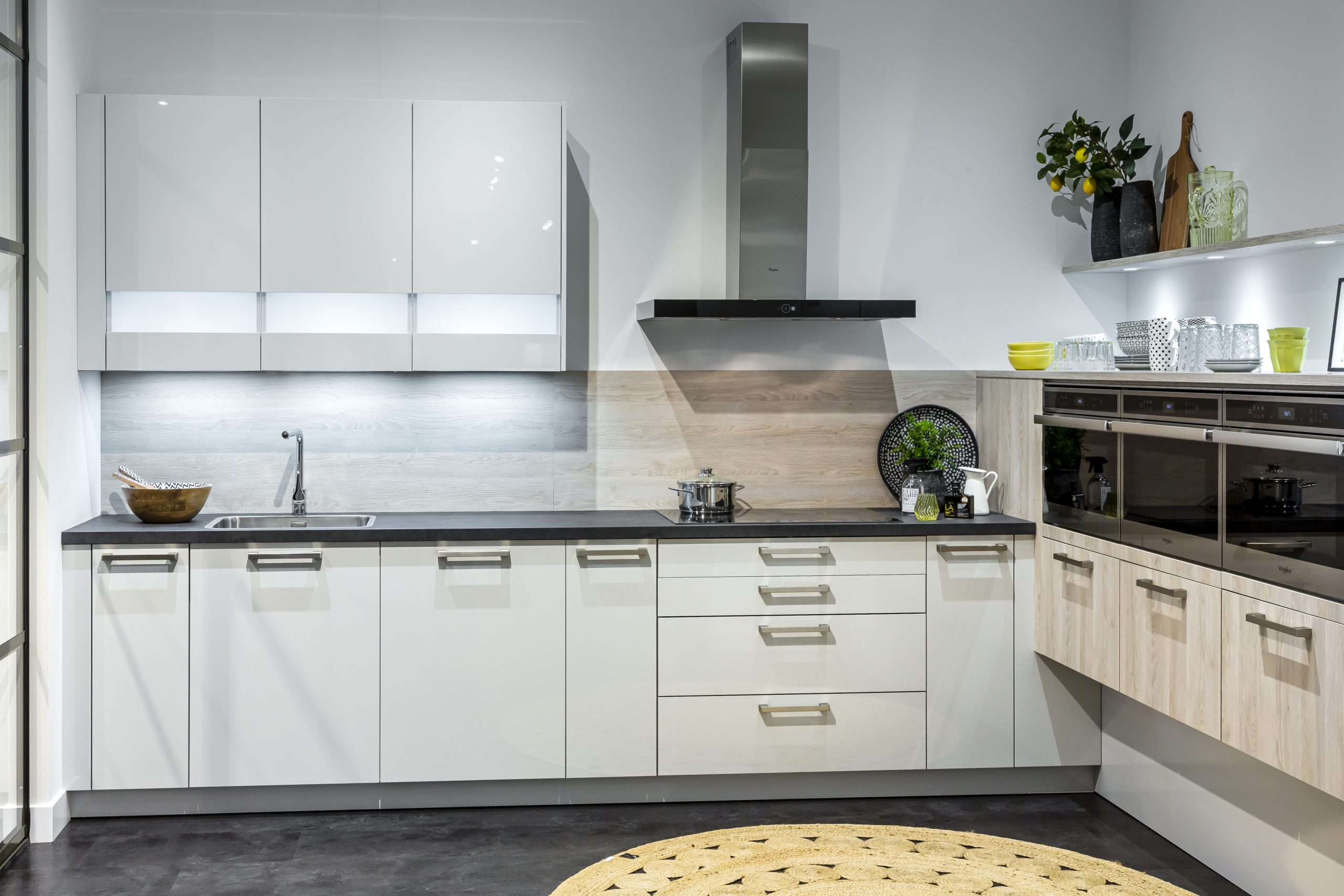 Het kook- en spoelhgedeelte van deze moderne hoekkeuken