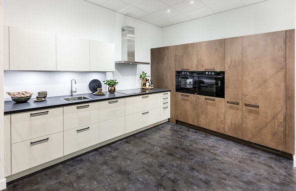 Strakke wandindeling met warme kastenwand en rustige basis