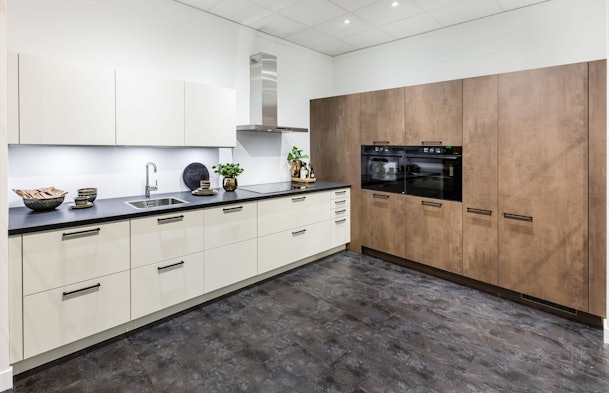 Strakke wandindeling met warme kastenwand en rustige basis