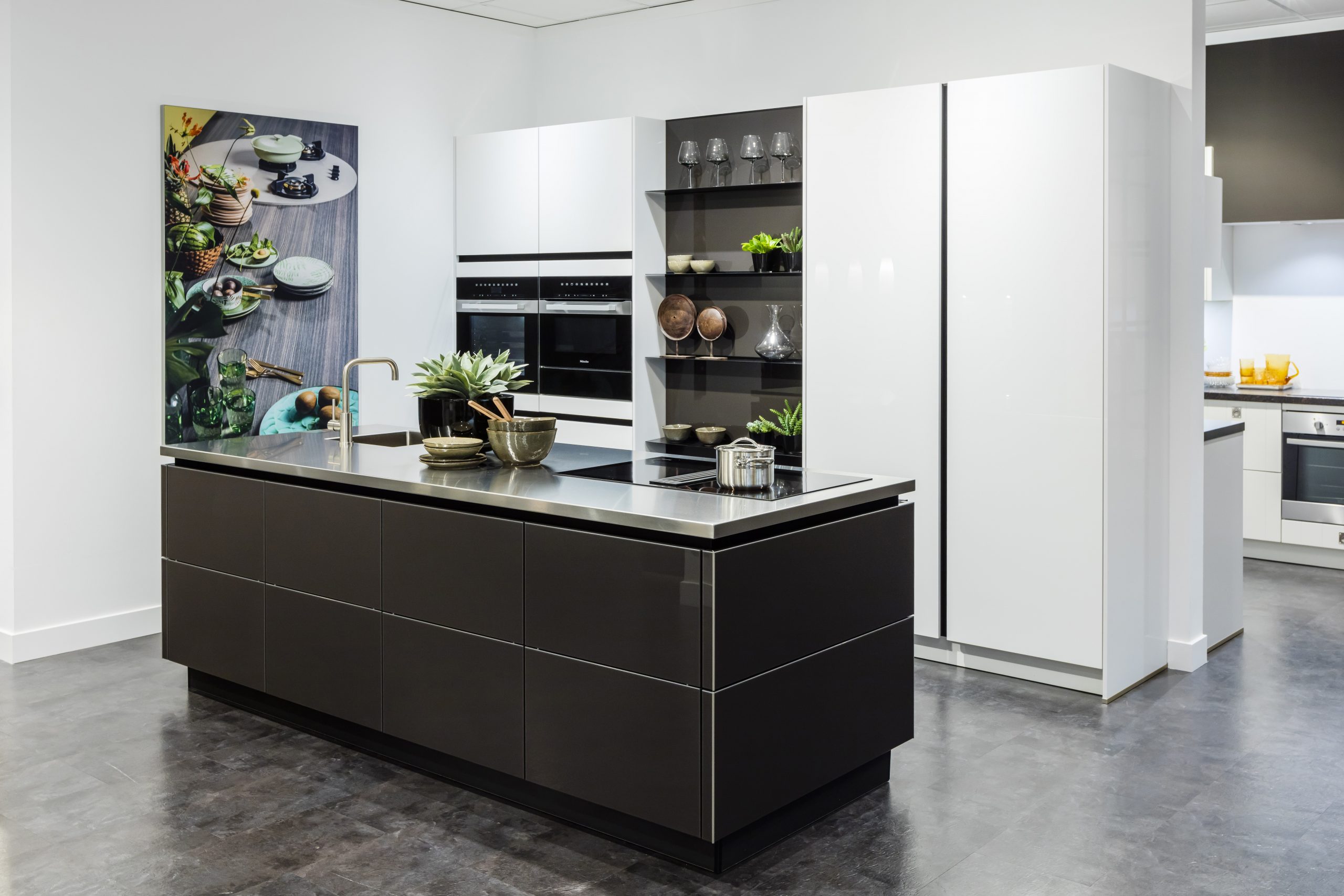 Stijlvol keukenontwerp met open vakken en kleurencontrast