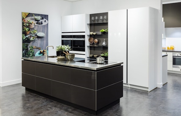 Stijlvol keukenontwerp met open vakken en kleurencontrast