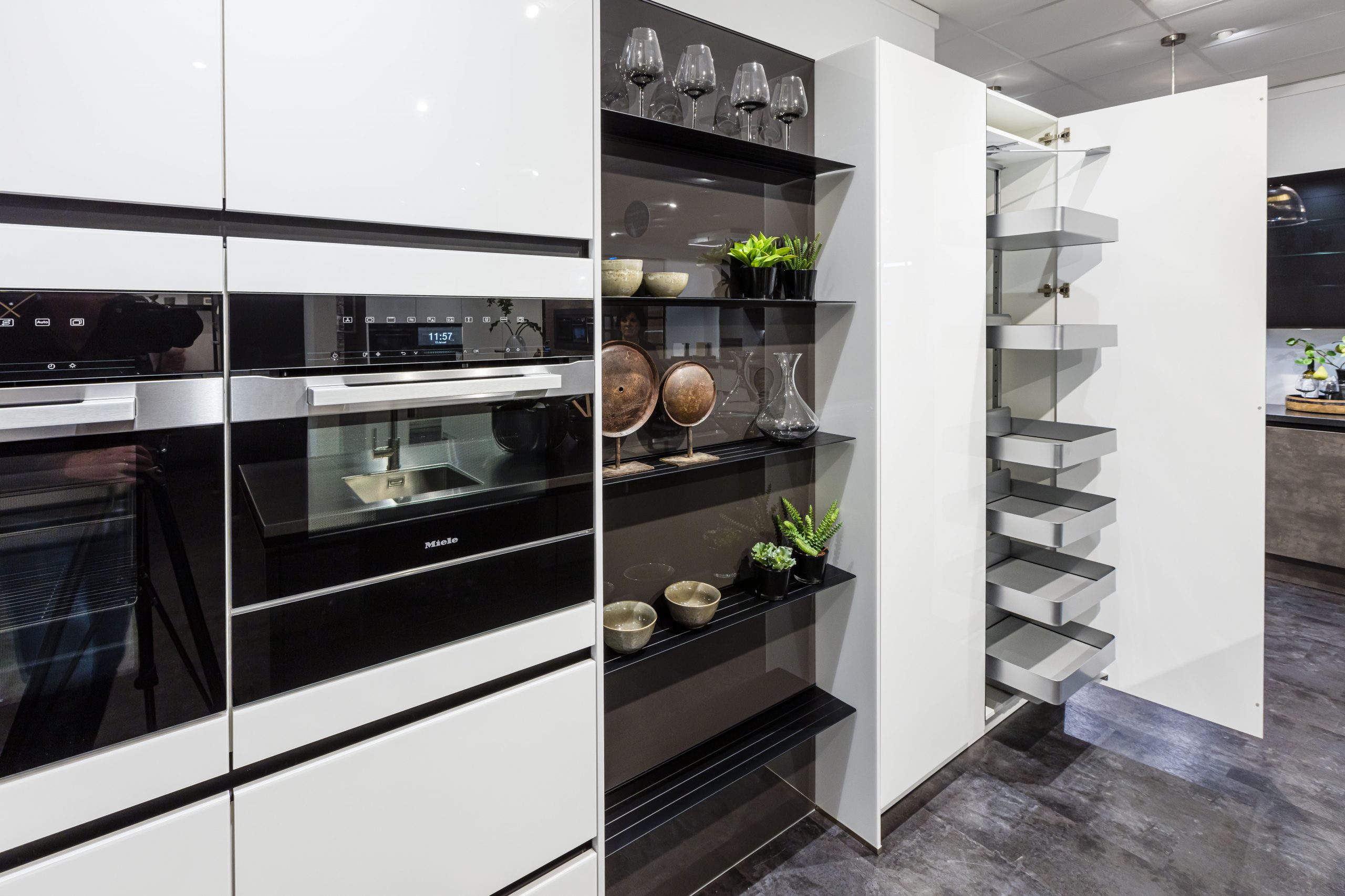 Open voorraadkast met uittrekbare laden