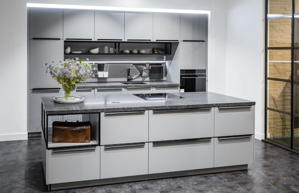 Geometrisch keukenontwerp met strakke belijning en open vakken