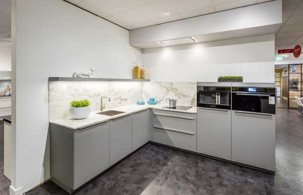 Compacte grijze hoekkeuken