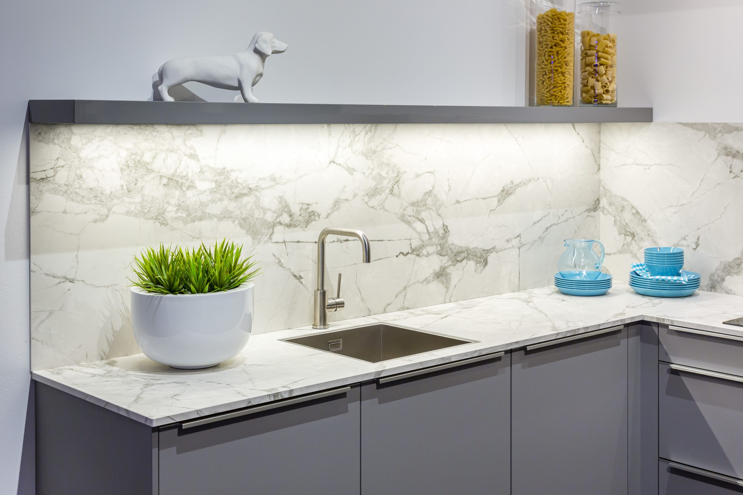 De keukenkastjes met greeplijsten van RVS