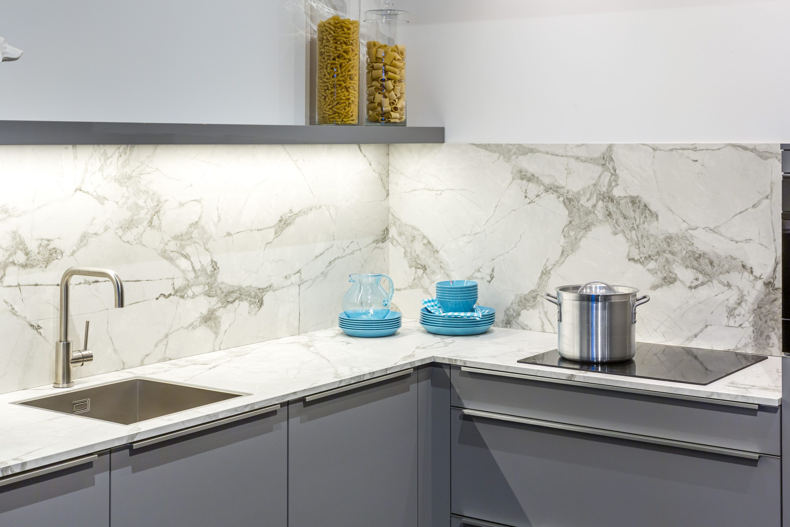 Ruime pannenladen onder de inductiekookplaat