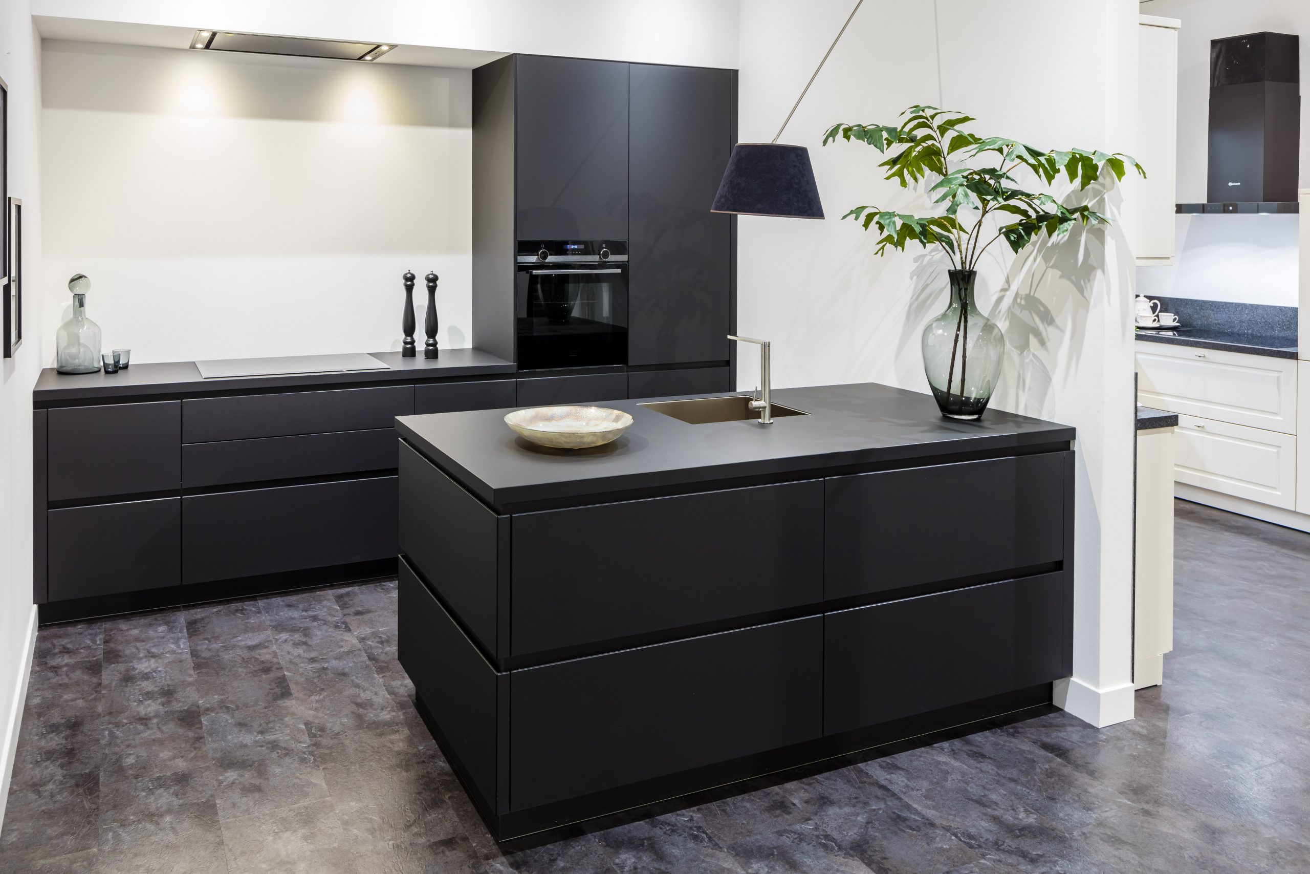 Mat zwarte eilandkeuken