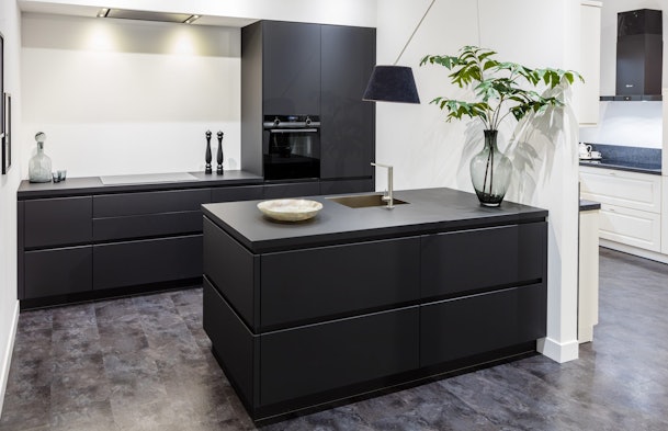 Mat zwarte eilandkeuken