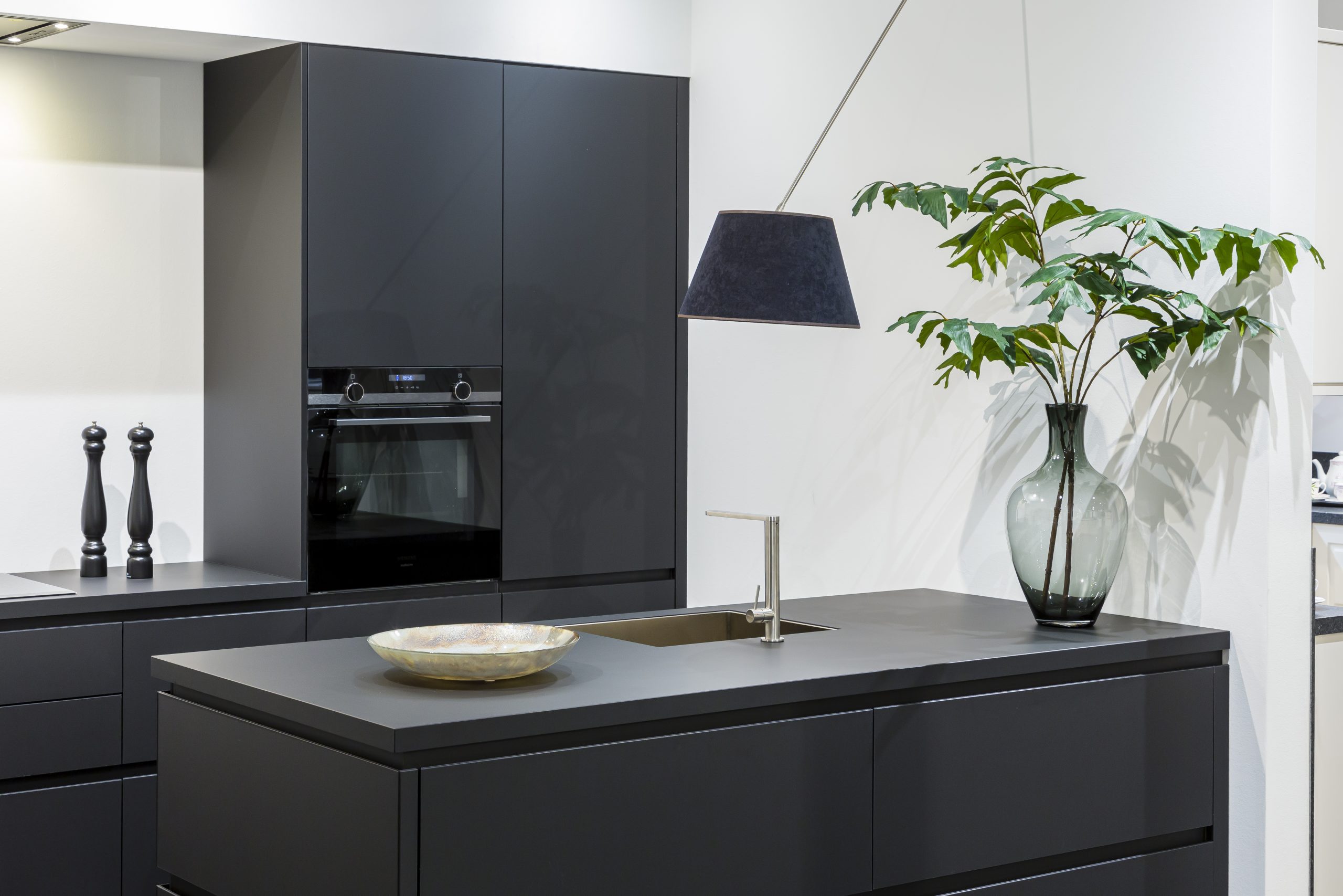 Spoeleiland met mat zwart keukenblad