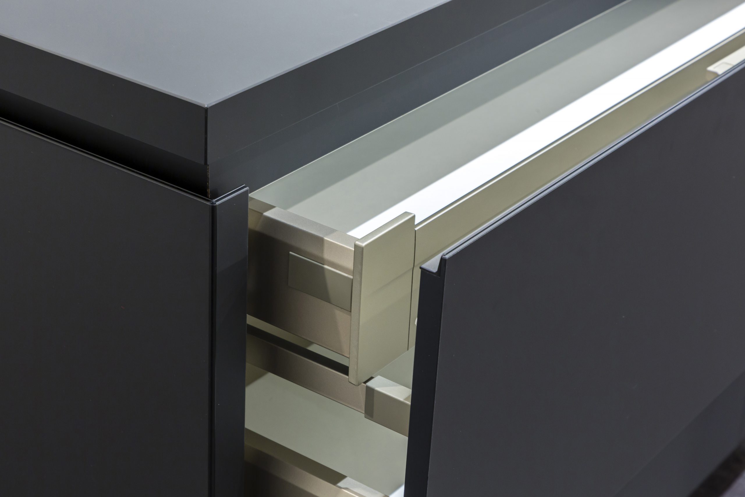 De keukenlade inrichting biedt optimale opbergmogelijkheden