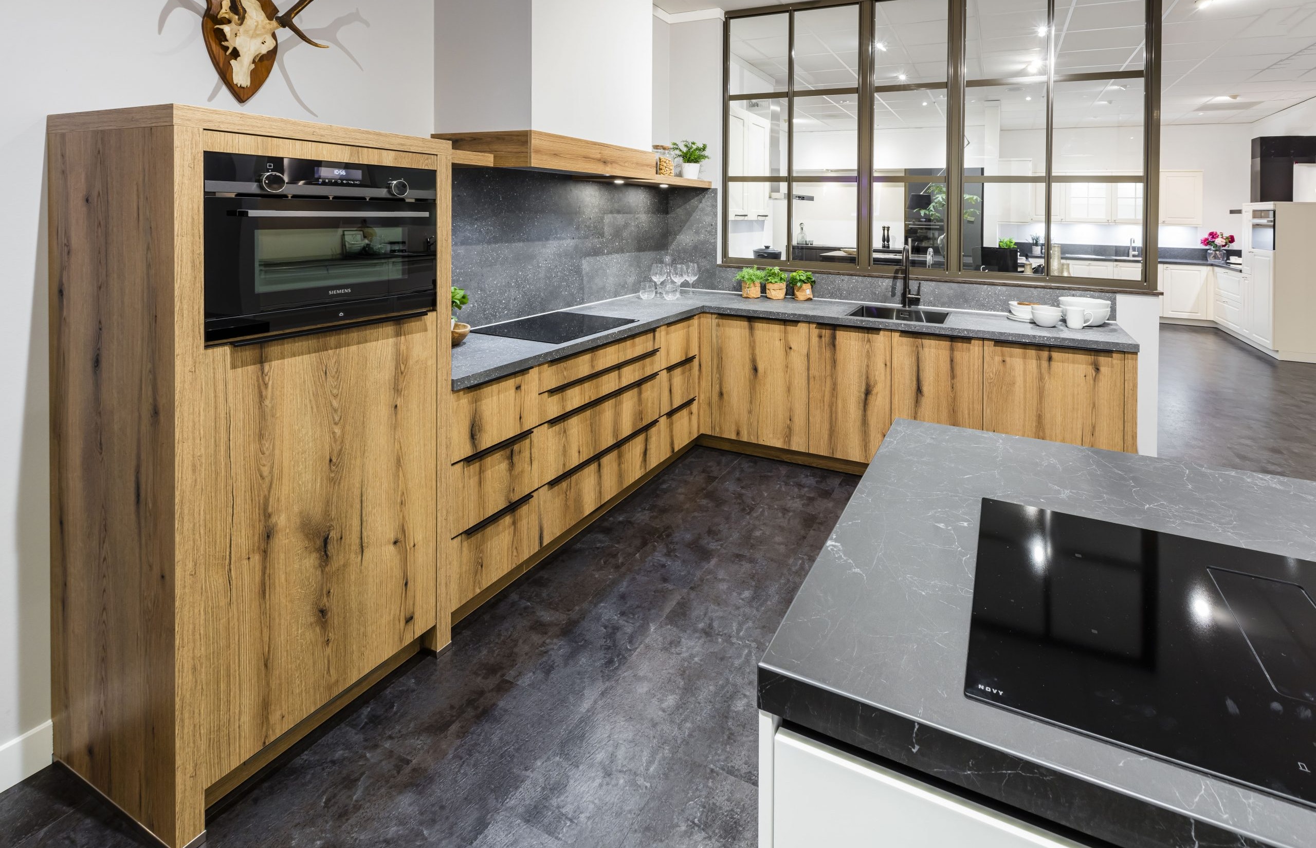 Warme houten keuken met grijs keukenblad