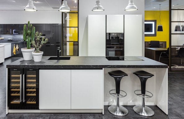 Hoogglans wit / zwart marmer eilandkeuken