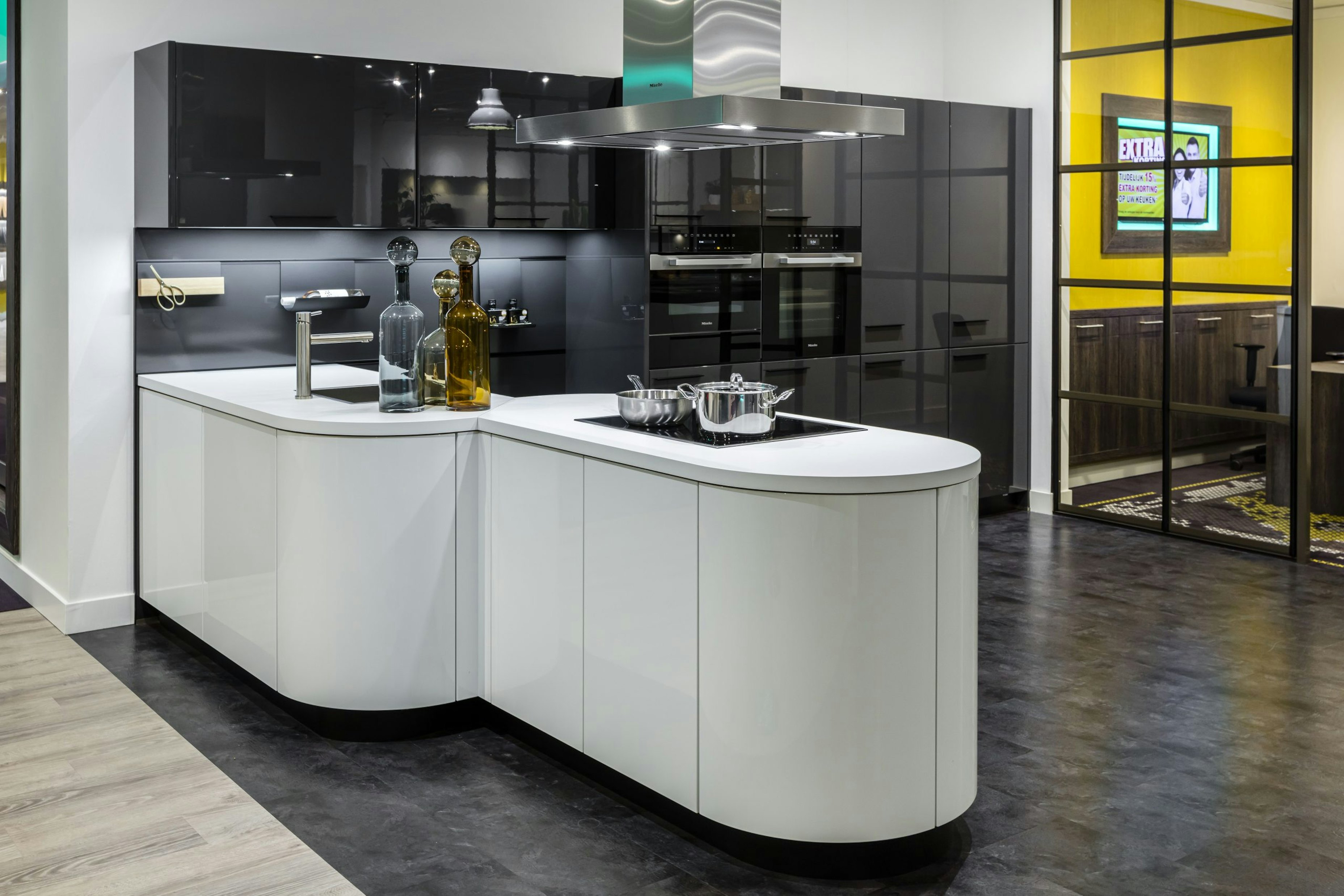 Lavazwarte design hoogglans keuken met wit kookeiland en spoeleiland