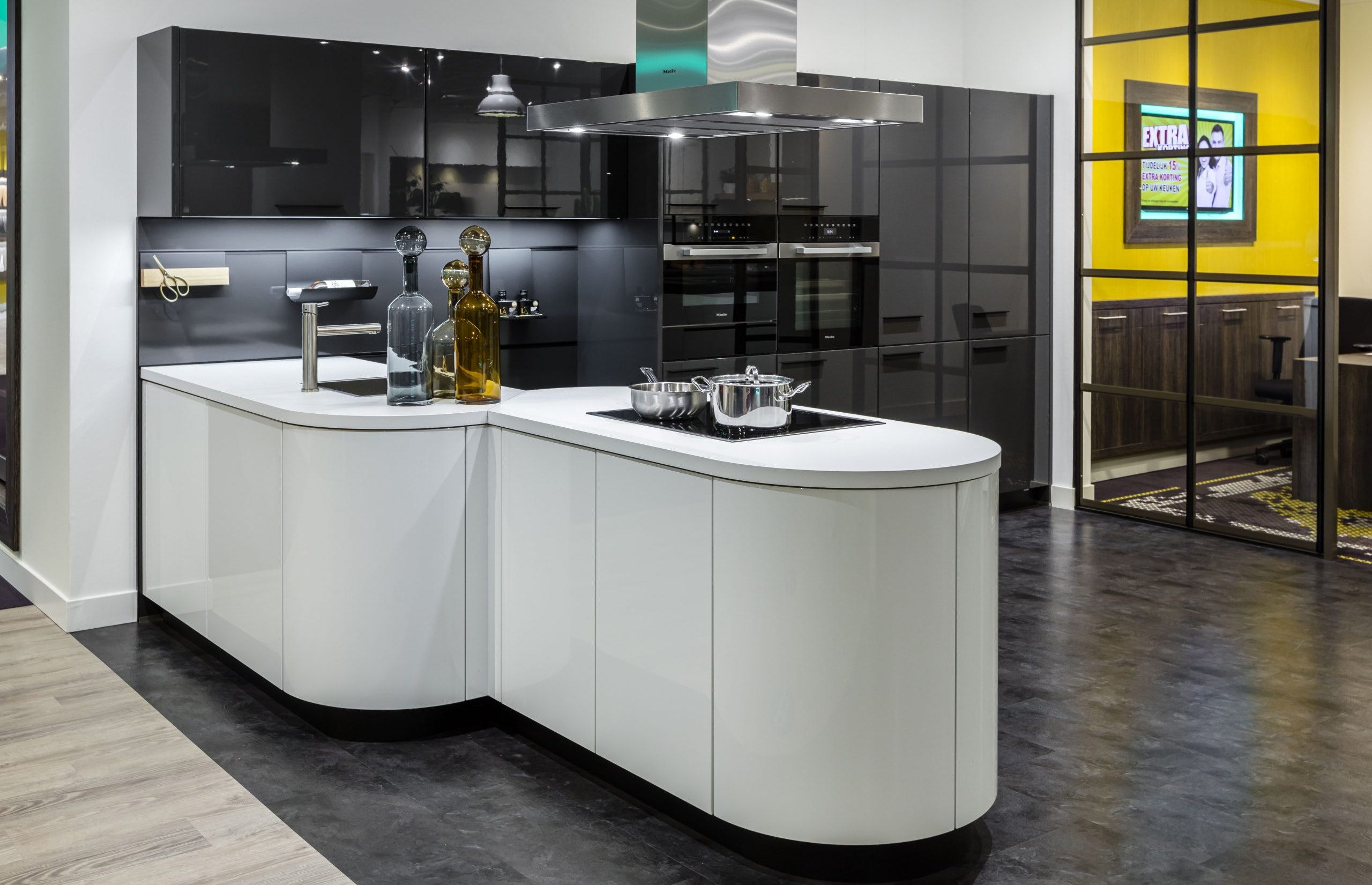 Lavazwarte design hoogglans keuken met wit kookeiland en spoeleiland
