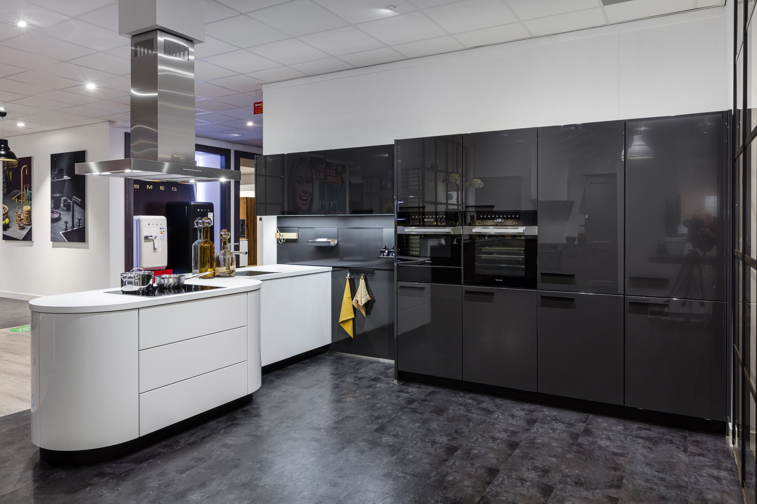 In lavazwart hoogglans uitgevoerde kasten wand