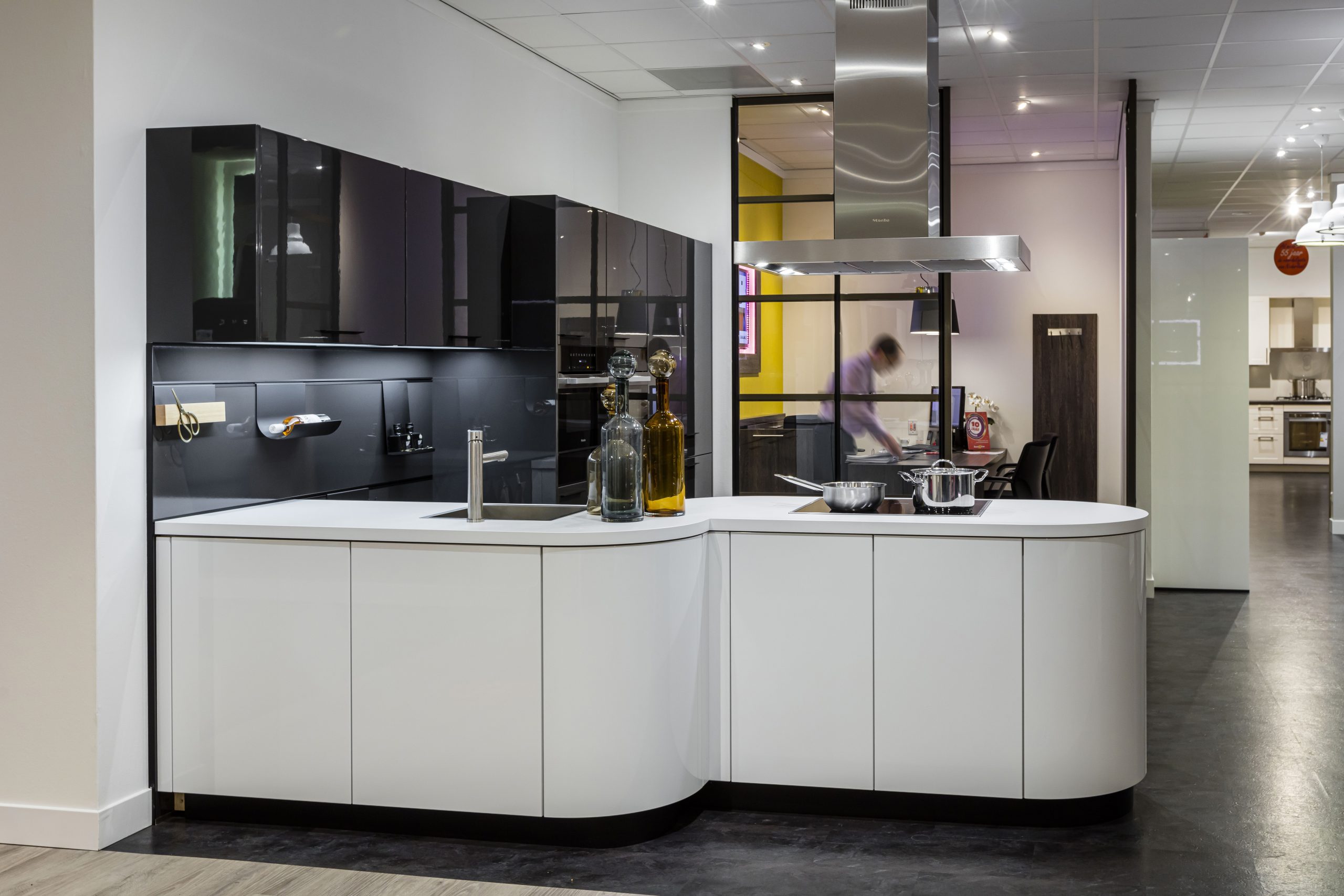 Design spoel- en kookeiland met organische ronde vormen