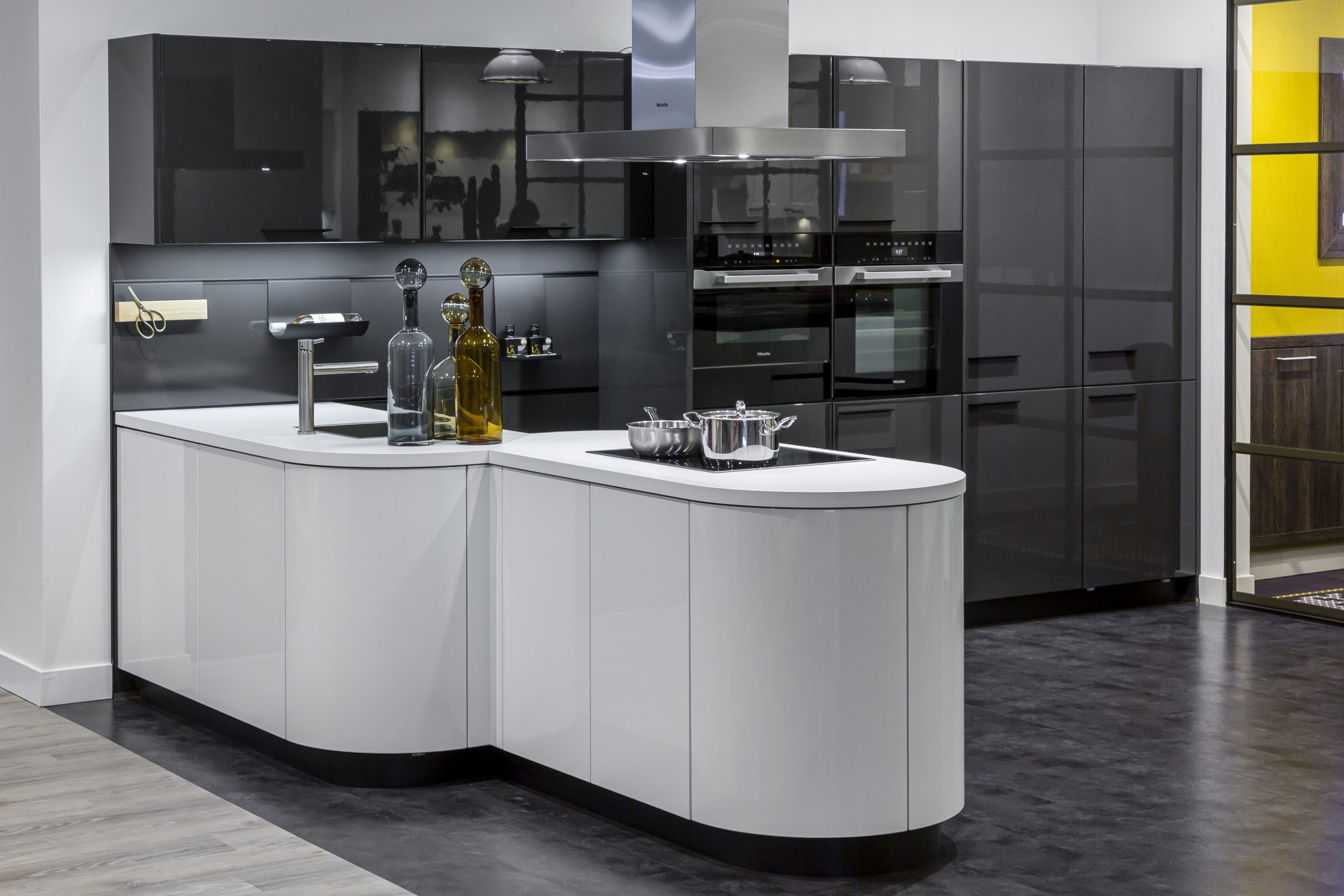 Greeploos wit spoel- en kookeiland