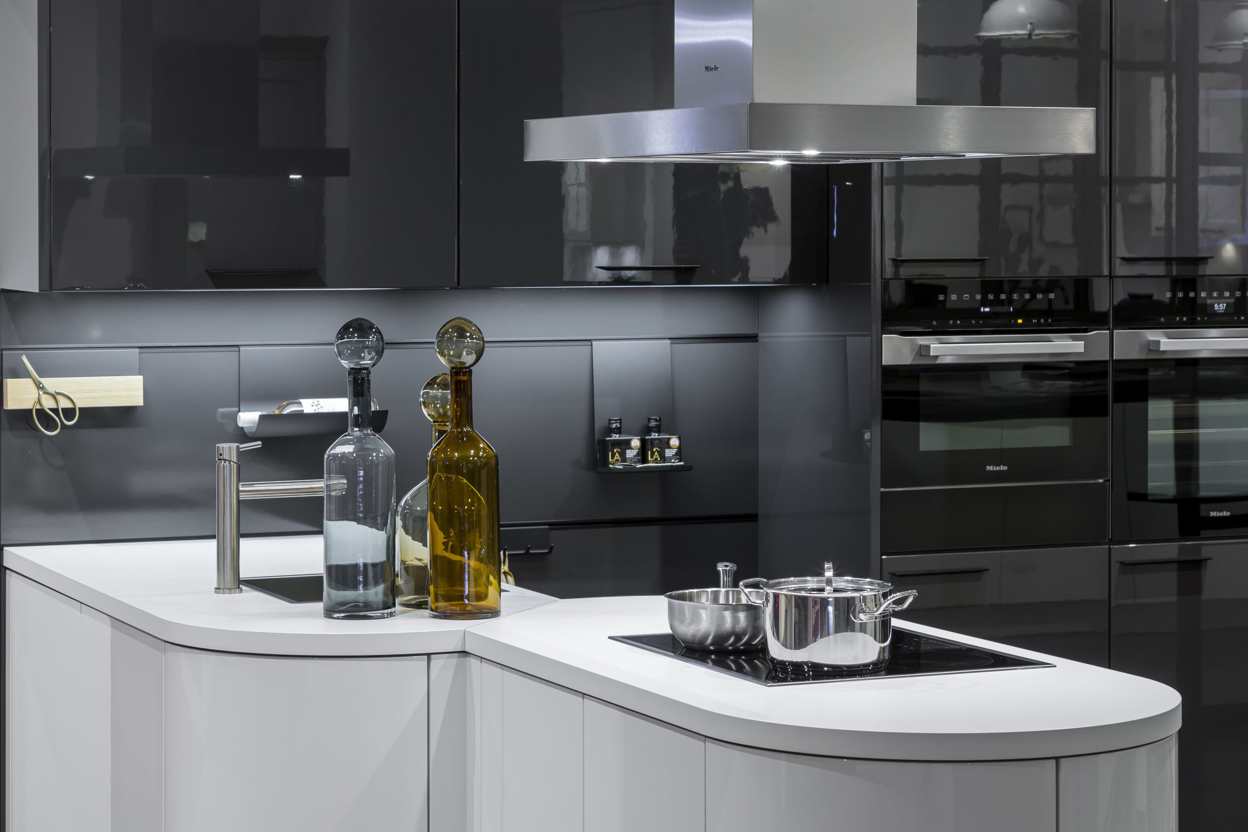 Miele eiland afzuigkap boven inductiekookplaat