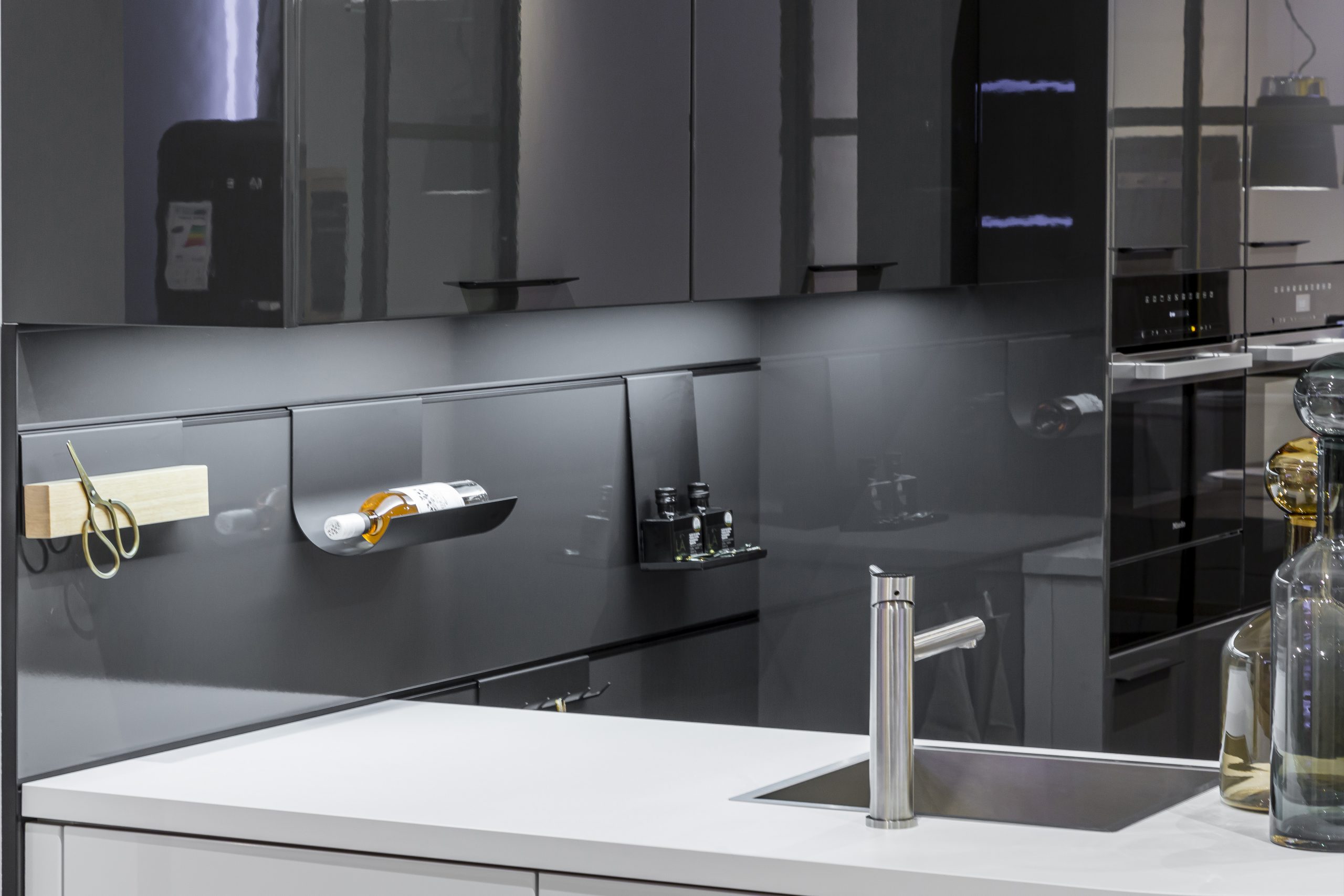 Hoogglans wand met opbergelementen