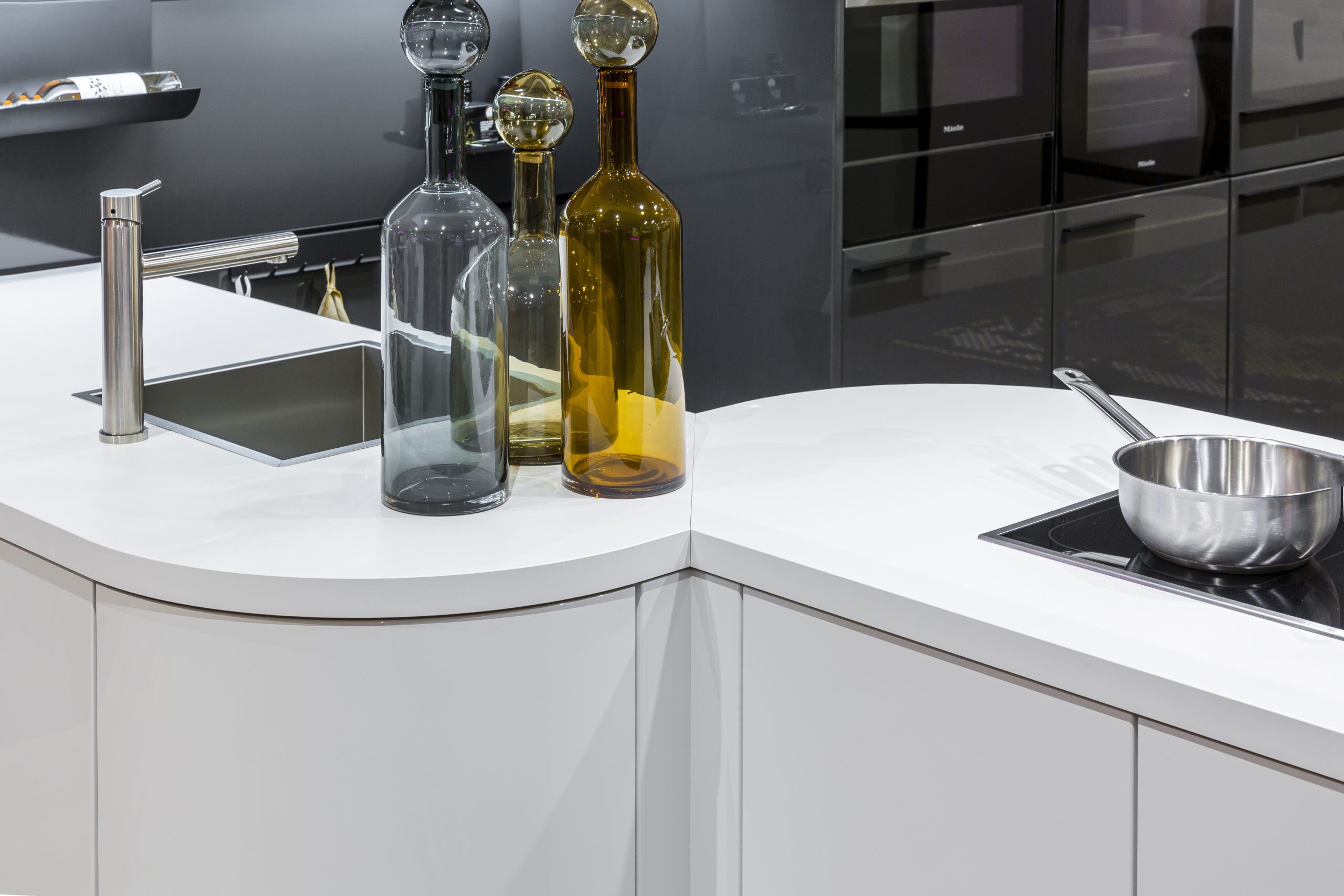 Stijlvol verbonden spoeleiland en kookeiland