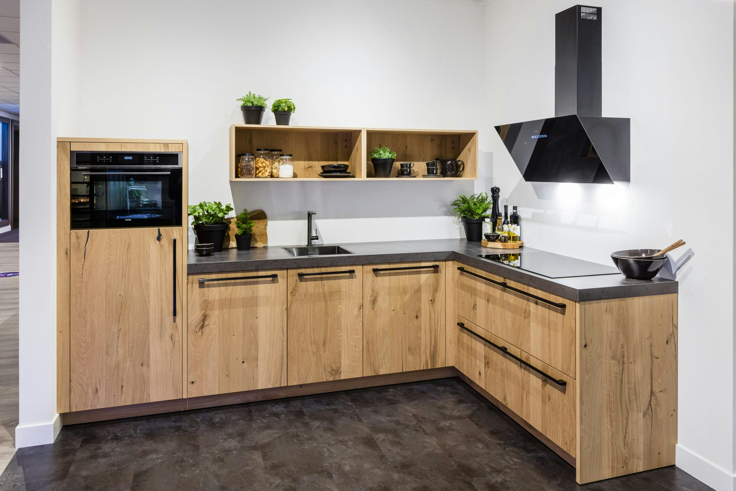 Houten keuken met open bovenkastjes en composiet keukenblad