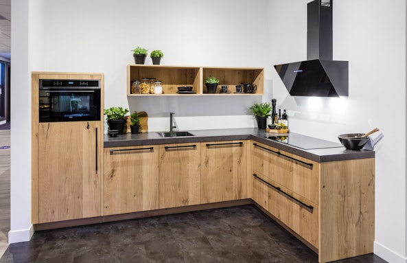 Eiken keuken met betonlook werkblad