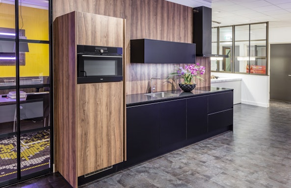 Mat zwart / noten houtprint rechte keuken