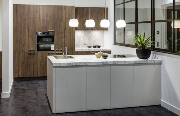 Strakke eilandcompositie met luxe werkblad