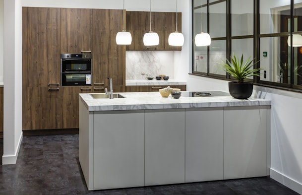 Strakke eilandcompositie met luxe werkblad