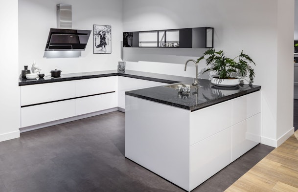 Witte hoogglans U-keukenopstelling