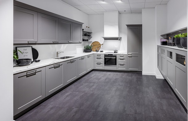 Grijze landelijke hoekindeling met zwevende wandkasten